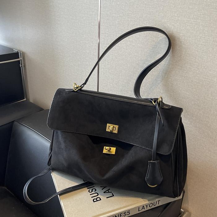 Este año, la popularidad de la bolsa de peluche retro, la capacidad de las mujeres, 2024 otoño y invierno, nueva moda, alta sensación de bolso de hombro.