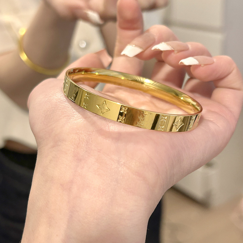 High-end fashion brand old flower four-leaf clover bracelet plain ring niche design light luxury all-match temperament simple fashion bracelet High-end fashion brand old flower four-leaf clover bracelet plain ring niche design light luxury all-match temperament simple fashion bracelet
