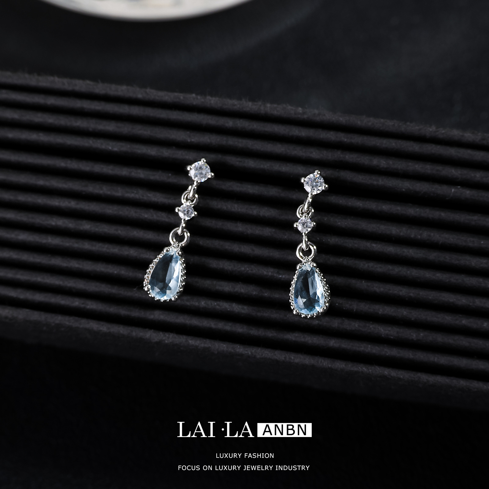 Walden Lake mosquito bobina clip de oreja hembra sin oreja azul claro pendientes de gota de agua temperamento mini pendientes al por mayor