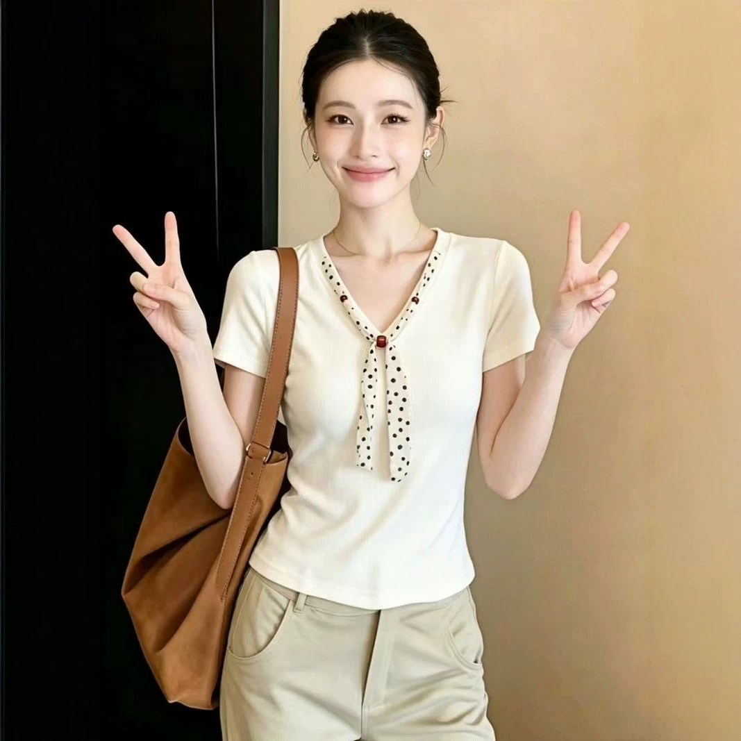 Áo thun nữ cổ chữ V tay ngắn phối khăn lụa trắng phong cách Hàn Quốc — màu trắng chi tiết 1