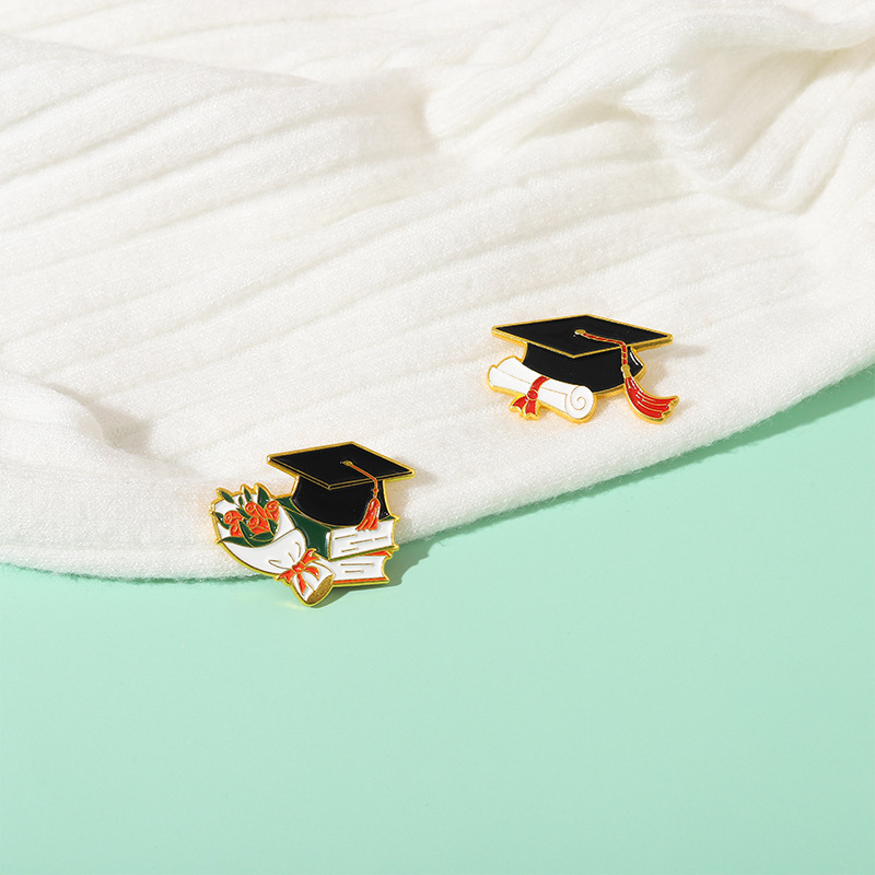 Unisex Gender Fashion Pin Letter Alloy Plating Unisex Brooches