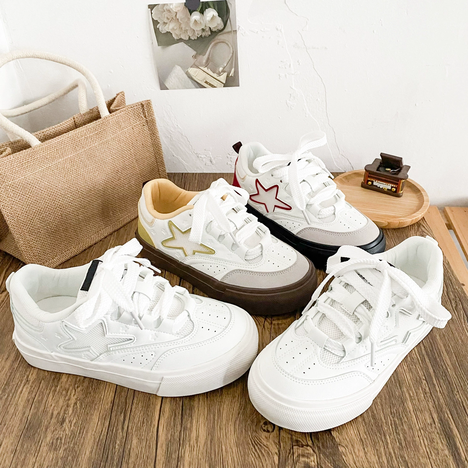 Женские кроссовки B-9397 с латексной стелькой, звёздчатой толстой подошвой, белого цвета, круглым носком, оригинального дизайна, весна-лето 2025 года.