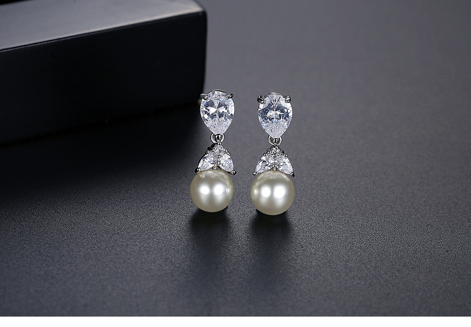 Fashion Drop-shaped Pearl Copper Inlaid Zircon Earrings Wholesale display picture 3