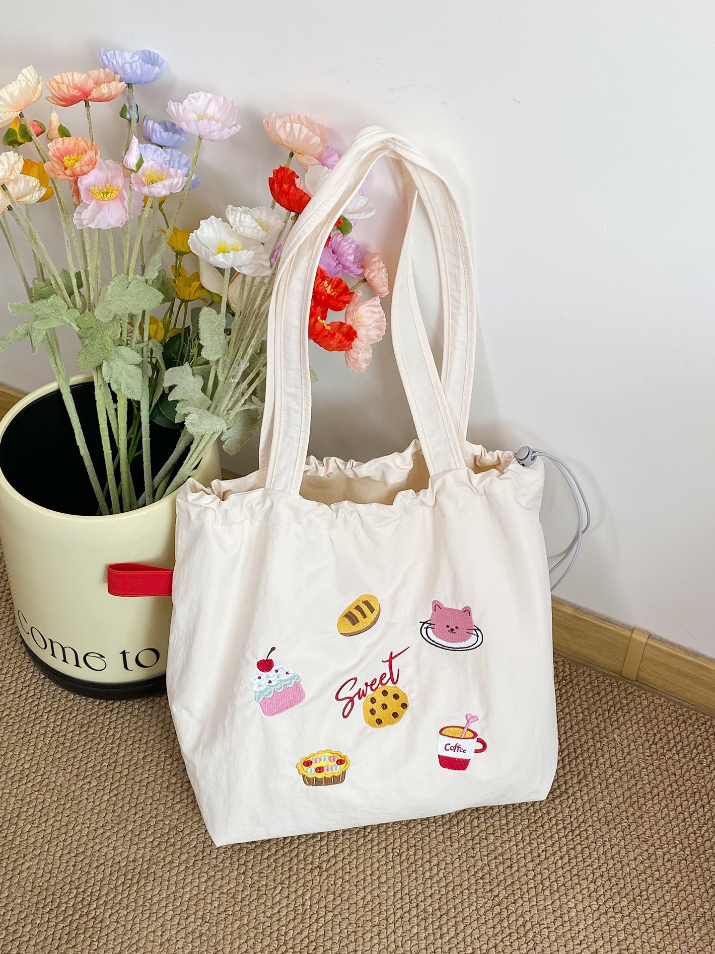 韓国版の新型アルファベットのプリントの包みの女性の大容量のナイロンのショルダーバッグ