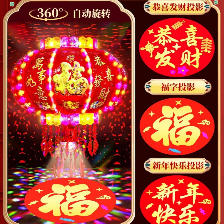 Nuevas linternas giratorias en la puerta de un par de linternas de caballo coloridas rojas para el Año Nuevo