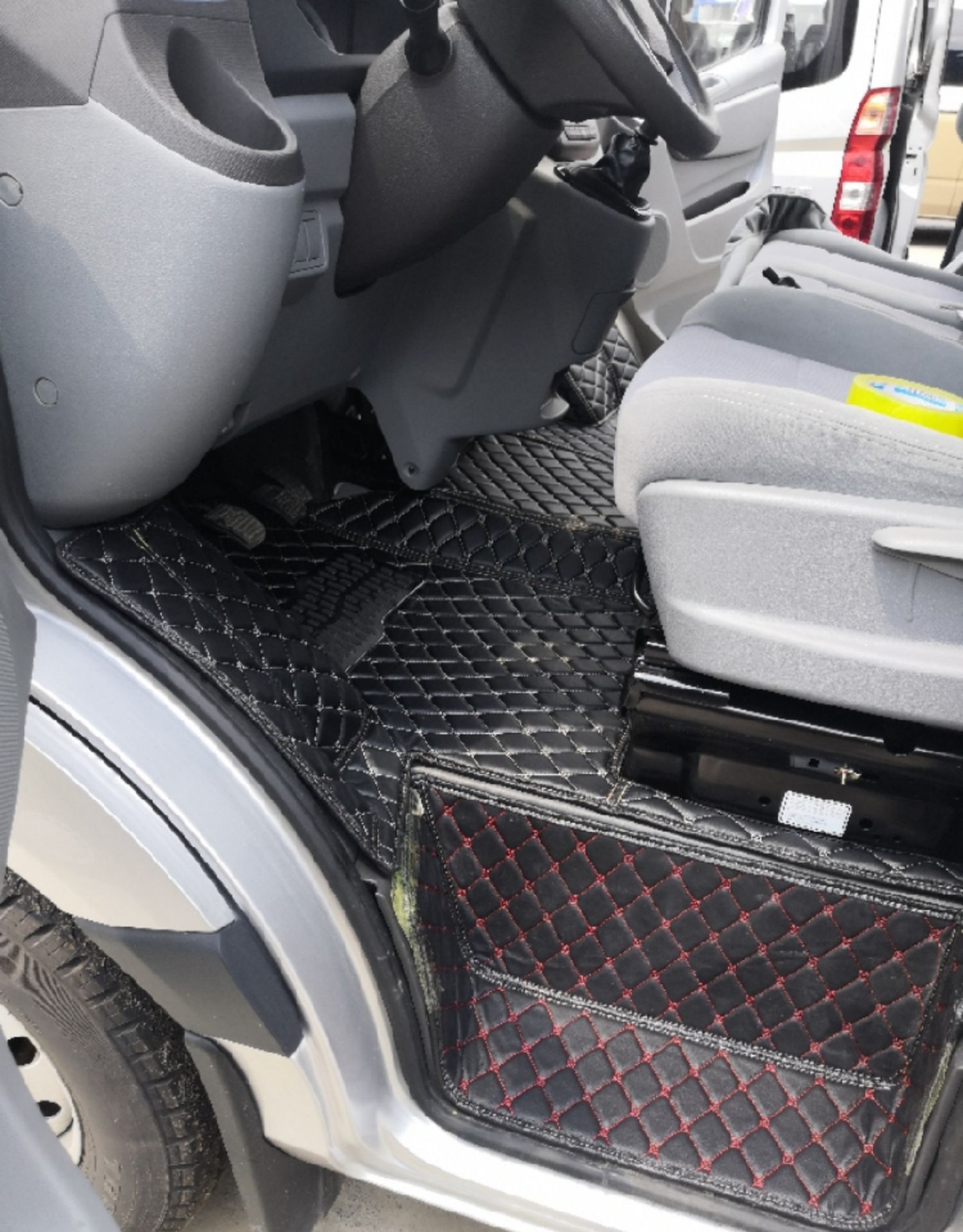 Datong V80 Iveco Deyi Ou Sheng Baodi Front Row 3-seat Double-layer Floor Mats Special Large Surround Car Floor Rubber Mats