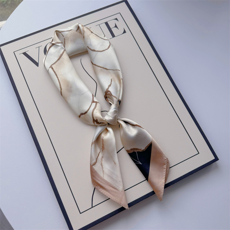 Primavera y verano nueva bufandas de impresión de letras de satén 70 × 70 bufandas de seda pequeñas bufandas cuadradas de alta calidad bufandas de estilo francés