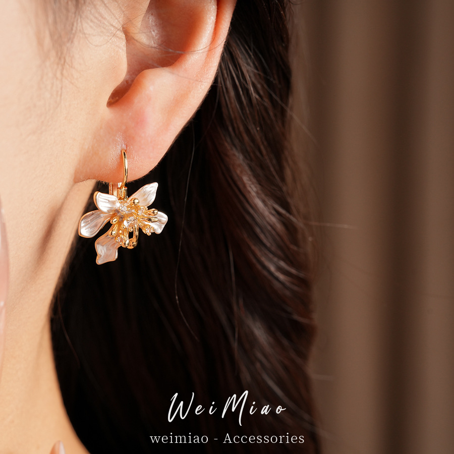 Flores de aceite de piedra de martillo delicado temperamento de nicho universal pendientes de moda ligero lujo alta sensación de auriculares al por mayor