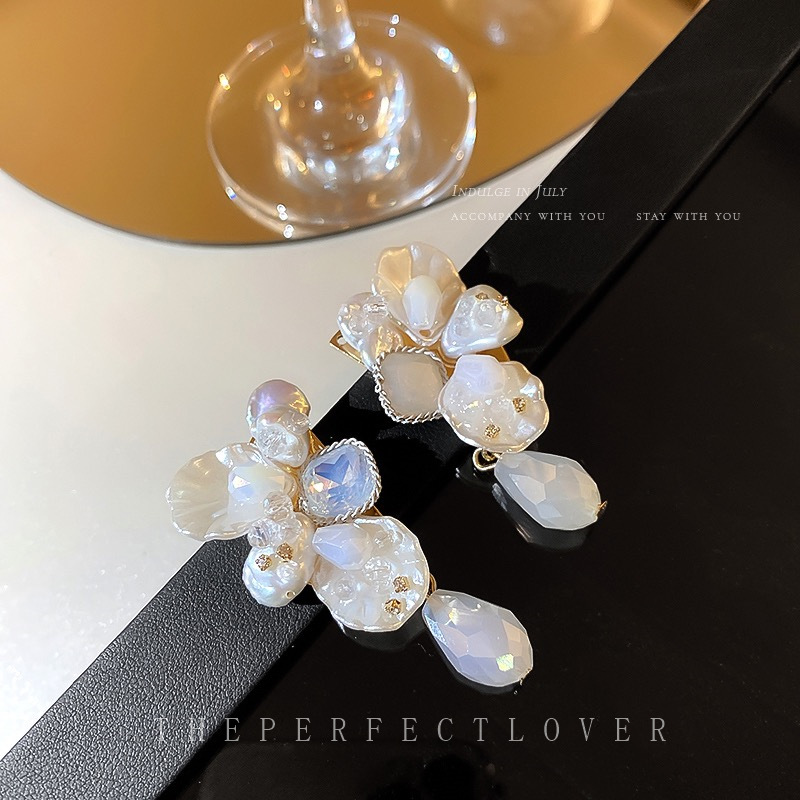 Designer style retro exaggerated niche design petal pearl earrings_voghion.com