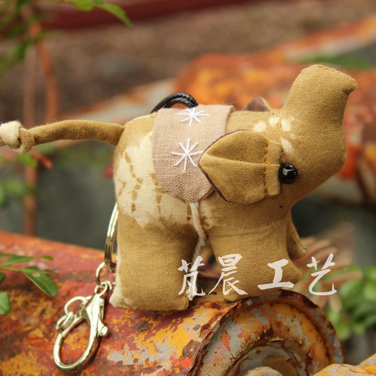 雲南民族藍染布芸動物がかわいい小象のキーホルダーを染めます。|undefined