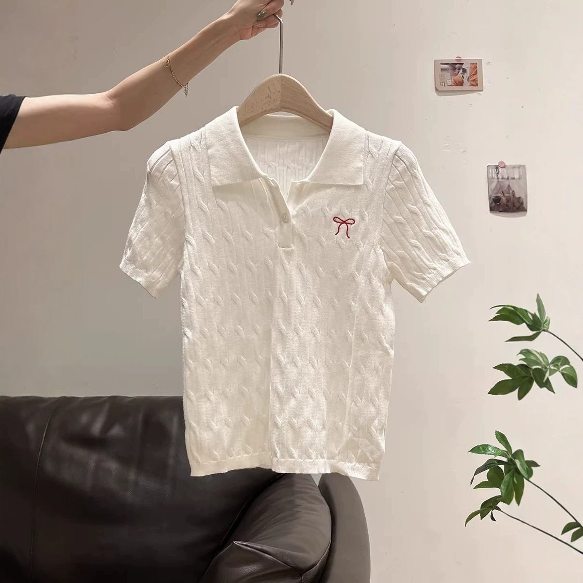 Áo thun nữ cổ Polo thêu họa tiết thừng xoắn kiểu Hàn Quốc — màu mơ chi tiết 2