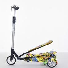 现货批发脚儿童踏踏滑板车3-12蛙式双翼脚踏三轮平衡车踏板涂鸦款