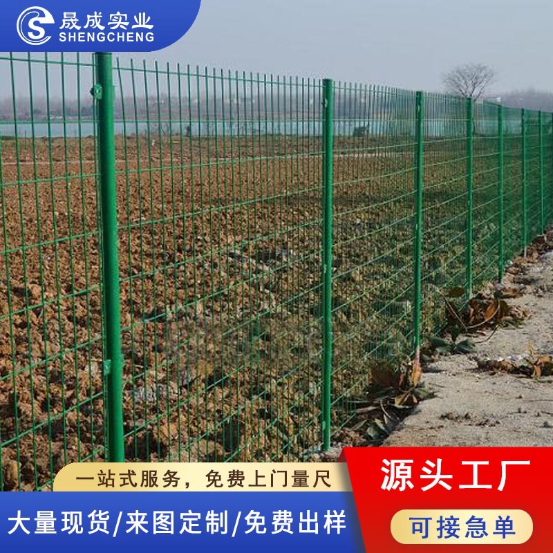 园林绿化围栏网浸塑圈地隔离铁丝网新农村鱼塘防护网车间围网现货