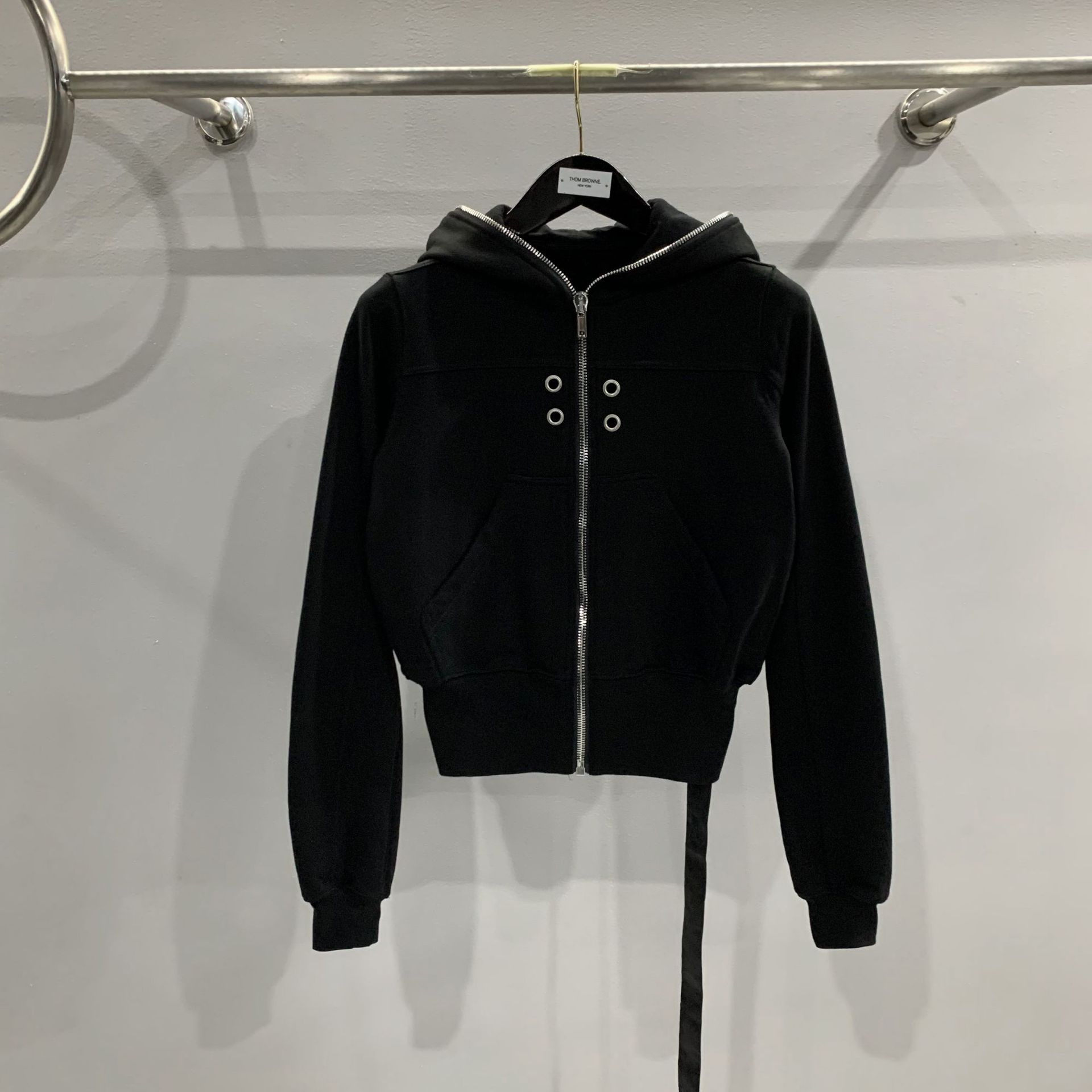 Sudadera con capucha perforada para mujer, nueva colección 2026, con decoración de ojales, mangas cortas y largas, color negro, para otoño.