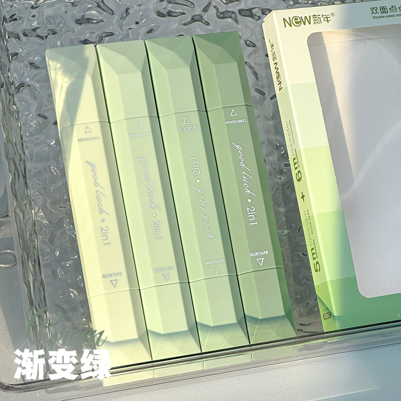 La nueva cinta correctora dos en uno, un poco de pegamento, pequeño libro rojo, el mismo párrafo, cinta correctora de doble cabezal y doble propósito, papelería para estudiantes