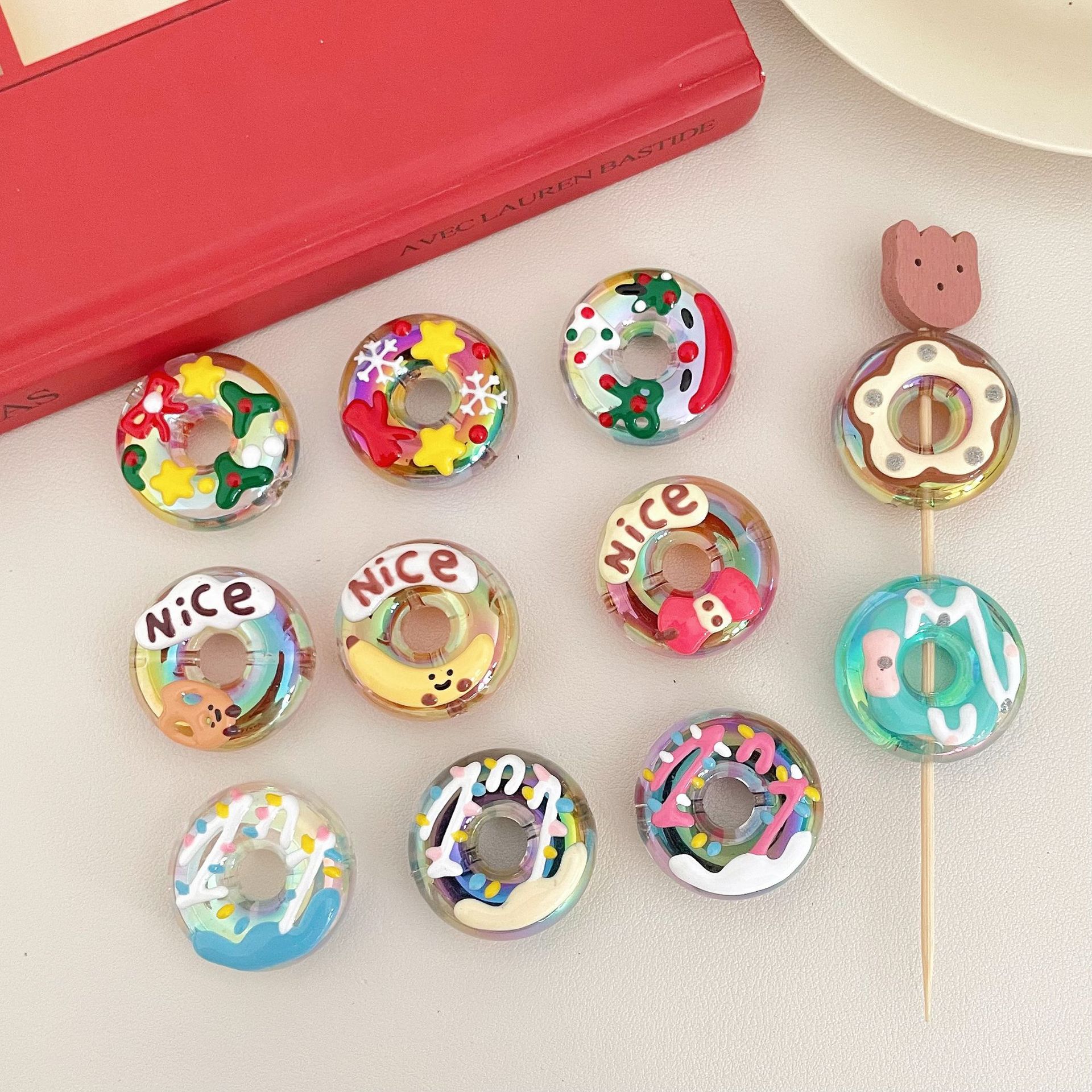 Acrílico chapado en color de dibujos animados industria pesada pintados a mano rosquilla cuentas sueltas cuentas diy accesorios de material colgante de cadena de teléfono móvil