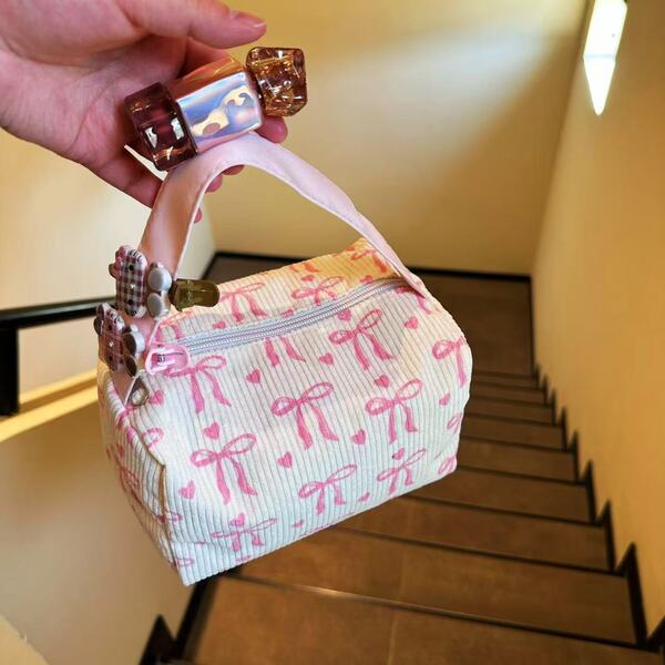 Capacious cosmetic bag with zipper
