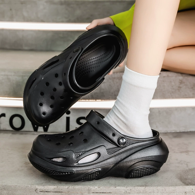 Женские летние пляжные сандалии Croc Shoes 2025 года на толстой подошве, с закрытым носком, дышащие, однотонные, с перфорацией.