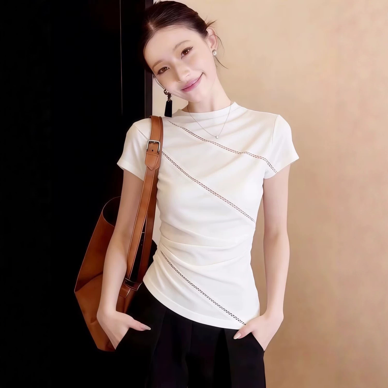 Áo thun nữ cổ tròn tay ngắn form thẳng vai thiết kế đơn giản — màu đen chi tiết 2
