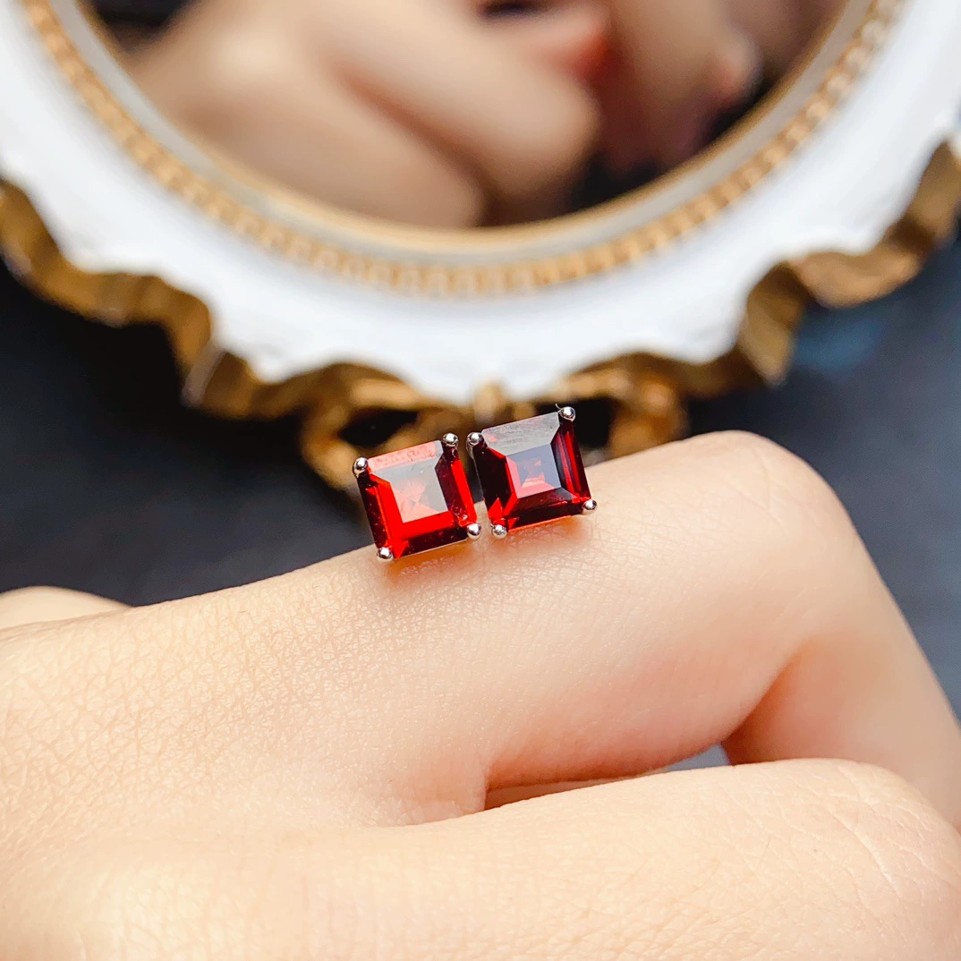 Новый натуральный гранат серьги S925 Серебряный инкрустированный основной камень 6*6 мм