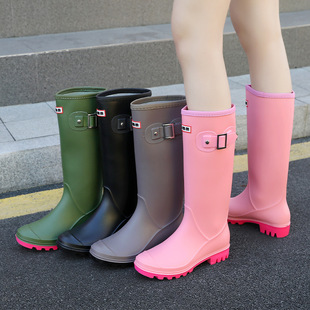 �n��r�д����Ь�ļ�Ů����˷�����ˮ��Ͳ�R��ˮЬ��Ь��ĥ��ѥ