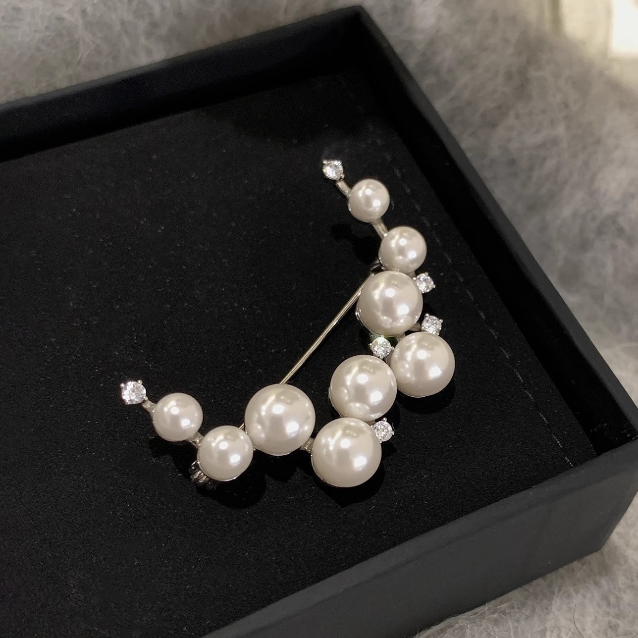 Spilla a mezzaluna con perla elegante accessorio per donna_voghion.com