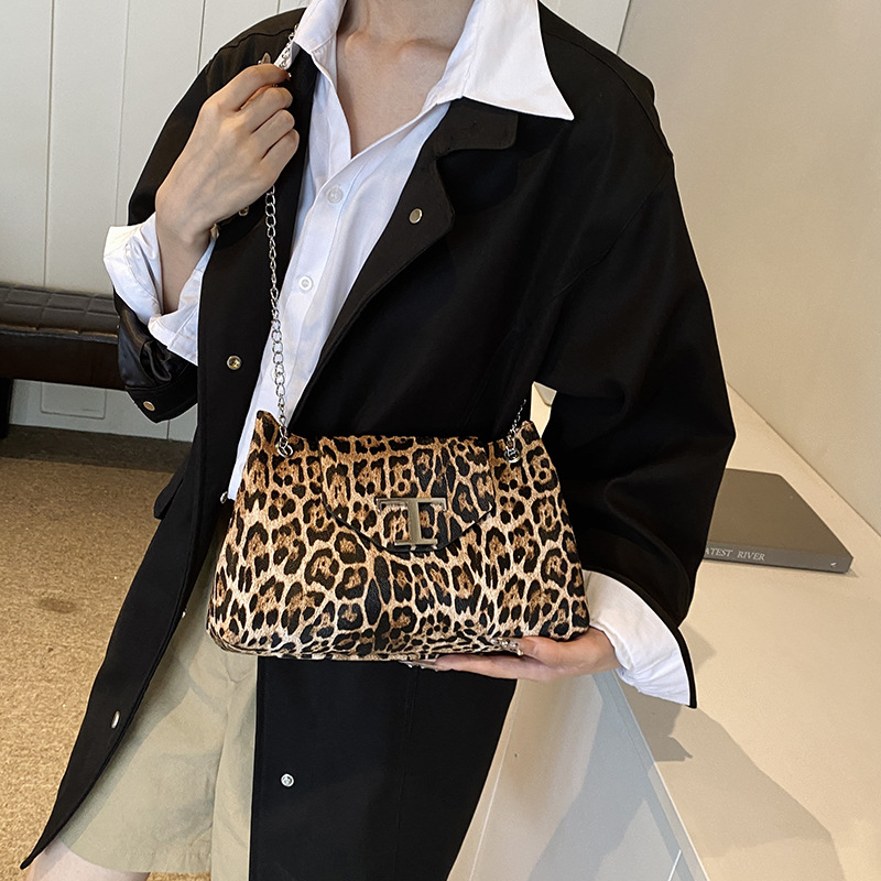 Este año, la popularidad de la bolsa de gran capacidad de leopardo para mujeres 2024 nuevo otoño versátil mochila de viaje bolsa de cadena de hombro