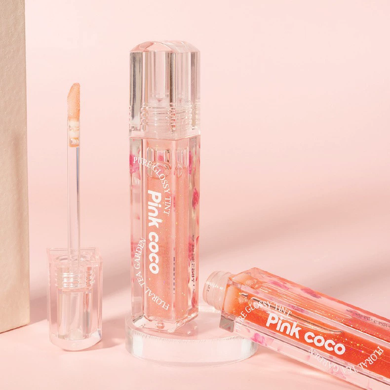 Glass moisturizing lip gloss, intense hydration, plump lips effect