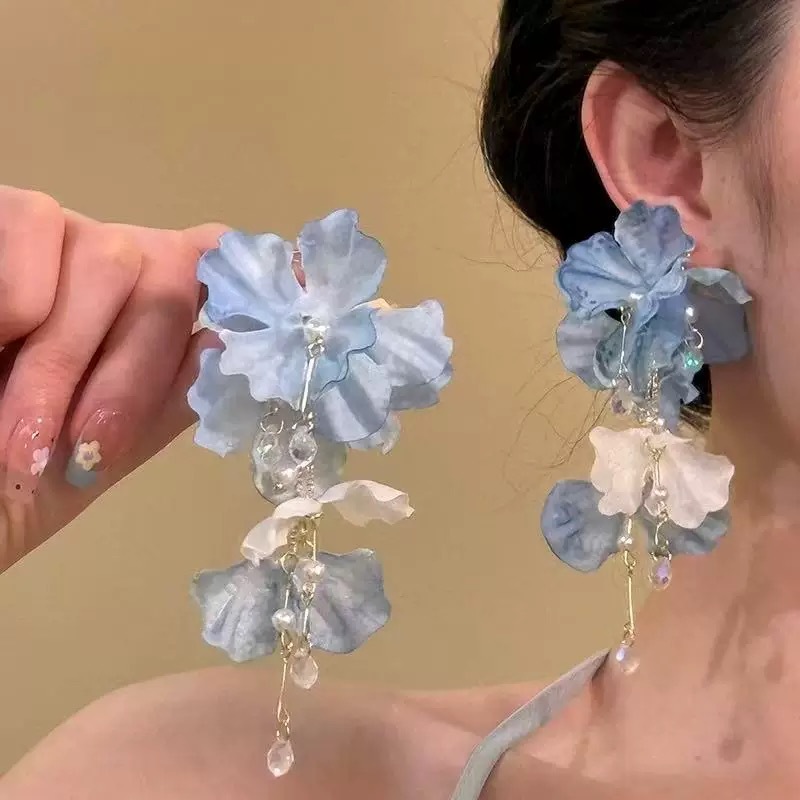 ต่างหูพู่ดอกไม้สีฟ้าเรียบง่าย