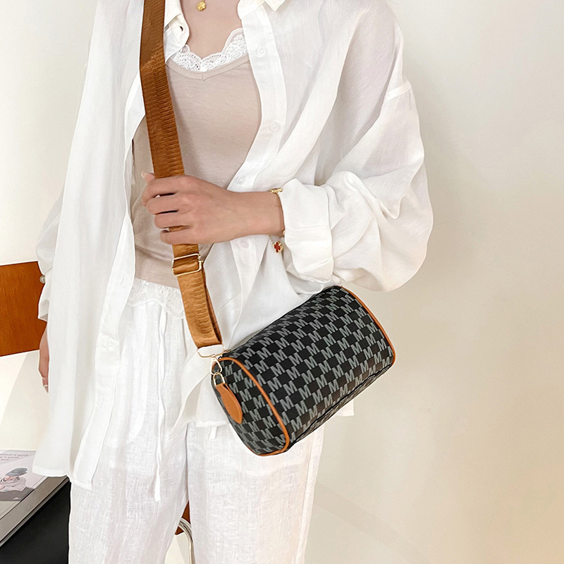 New bag model: versatile crossbody bag, large-capacity phone bag, popular women's shoulder bag, printed cylindrical small bag for commuting New bag model: versatile crossbody bag, large-capacity phone bag, popular women's shoulder bag, printed cylindrical small bag for commuting