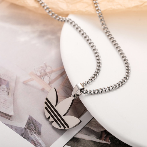 Cross-border trendy brand titanium steel replica three-leaf necklace, Instagram-style personalized clavicle chain—simple, cool, and trendy accessories for couples.