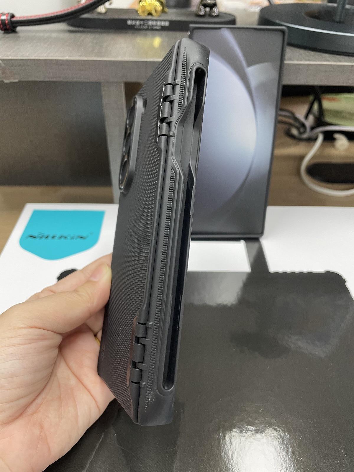 Ốp lưng Nillkin cho Samsung Z Fold 6 5G, vỏ bảo vệ mờ có khe cắm bút — Tấm chắn mờ FOLD (kiểu ống đựng bút) màu đen, Lá chắn mờ FOLD (kiểu ống đựng bút) màu xanh lam, Lá chắn mờ FOLD (kiểu ống đựng bút) màu xanh lá cây, Phiên bản đặc biệt không làm chi tiết 14
