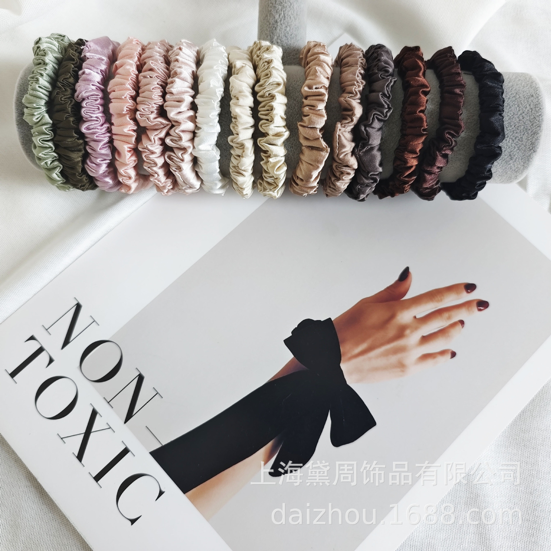 1cm 모조 실크 헤어 밴드 작은 돼지 소장 헤어 밴드 로우 포니 테일은 머리카락을 다치게하지 않습니다 헤어 액세서리 기계 밀봉 공장 직접 판매
