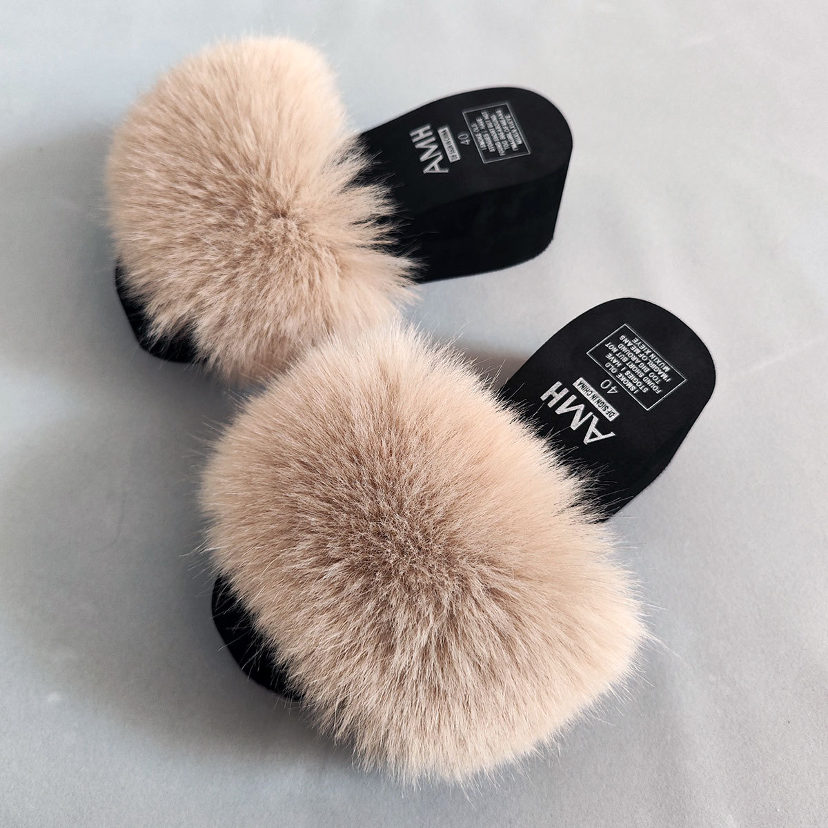 Estilo explosivo, aumento de las celebridades de Internet para el hogar, el mismo estilo, piel de zorro, todo fósforo, antideslizante, zapatillas de una palabra con fondo de bizcocho femenino de moda