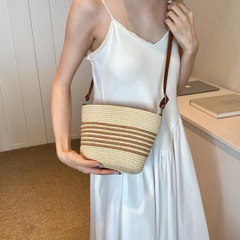 Bolsas de paja populares de verano para mujeres 2024 nuevas bolsas de vacaciones de playa de tejido casuales versátiles bolsas de balde de mochila