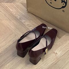 小さな靴の女性は夏に新しい銀色のメアリージェーンの靴を着て、フランスの気質のアンドロメダ風の夜のハイヒールが爆発した