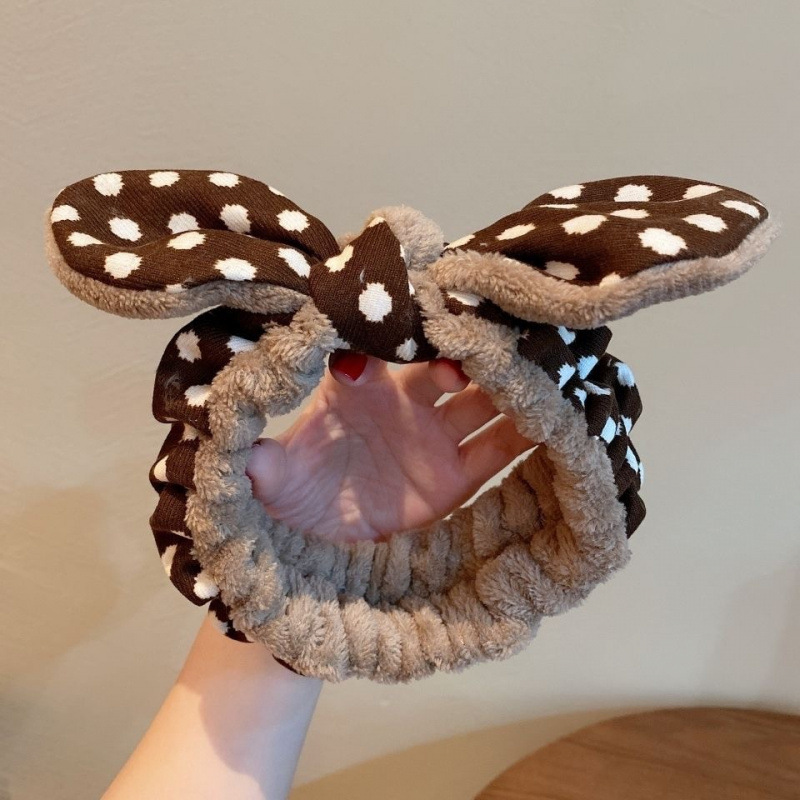 顔を洗って髪を洗って新型の少女の韓国の化粧をつけてマスクの専用のカチューシャをつけます。