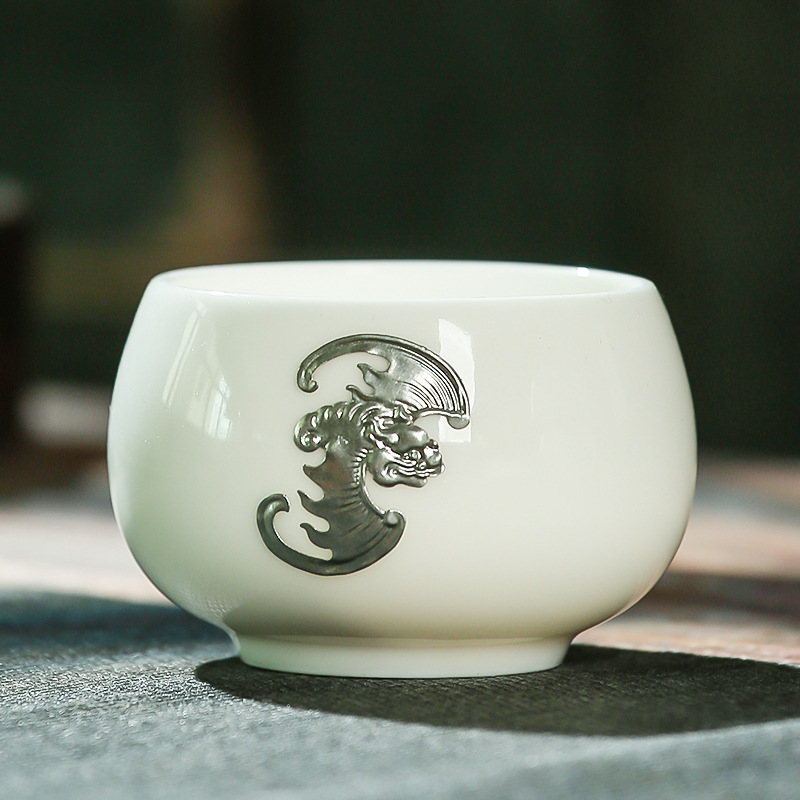 흰 도자기 박쥐