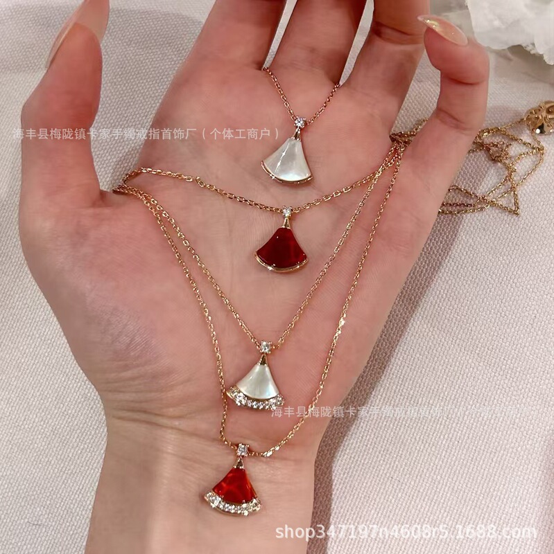 Baojia White Mother-Of-Pearl Red Agate Skirt Necklace for Women, High-End Simple Luxury Fan-Shaped Four-Leaf Clover Clavicle Chain