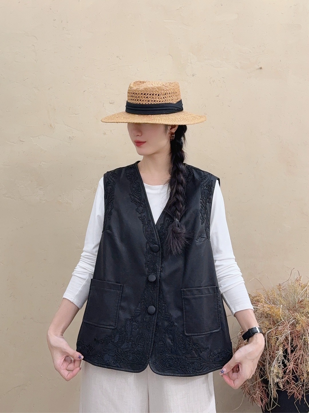 2025 otoño nueva mujer bordada estilo nacional chaleco de cuero retro V-collar cardigan chaqueta de estilo viejo vestido de moda de otoño