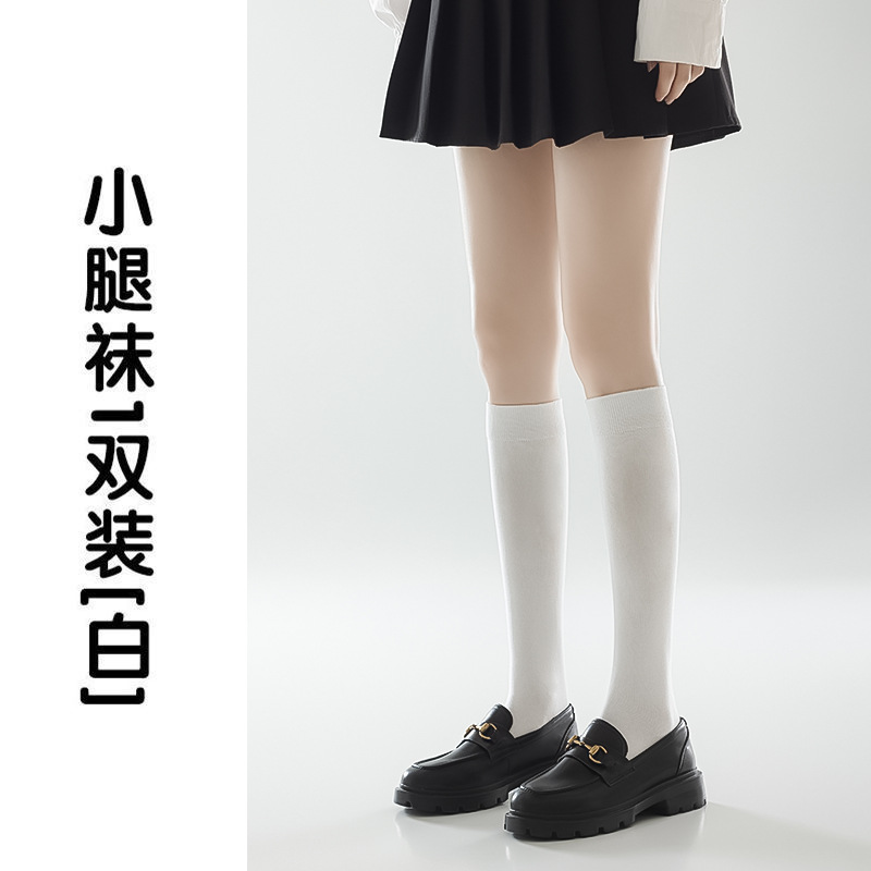 Calcetines blancos de pantorrilla de algodón puro ligeramente presionados