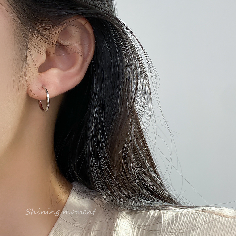 Eloch S925 plata moda moda hombre y mujer en la calle simple con líneas brillantes botones de orejas redondas M05958