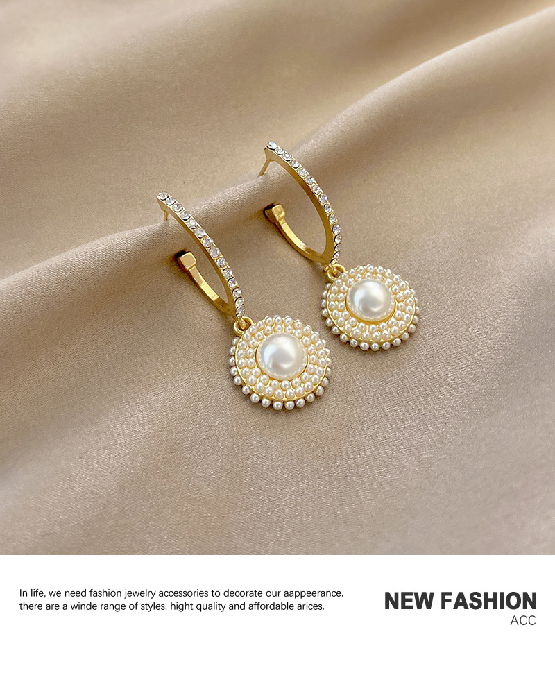 Fashion Geometric Pearl Earrings Personality Earrings Wholesale display picture 2