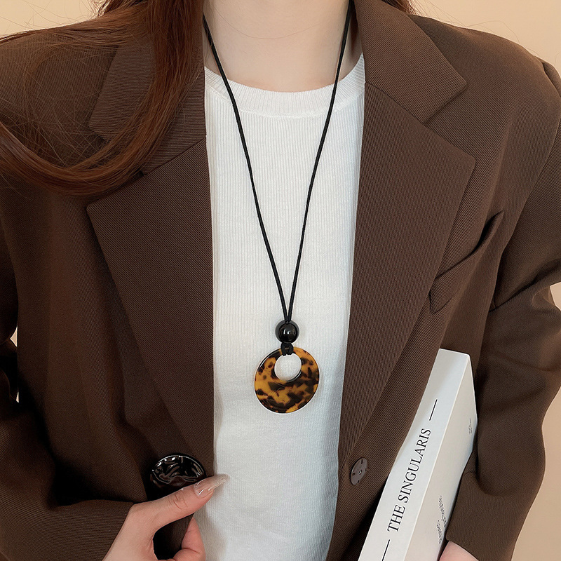 Collar colgante con cuentas de cuero artificial de estilo étnico, cadena de clavícula de diseño de nicho, collar retro simple largo