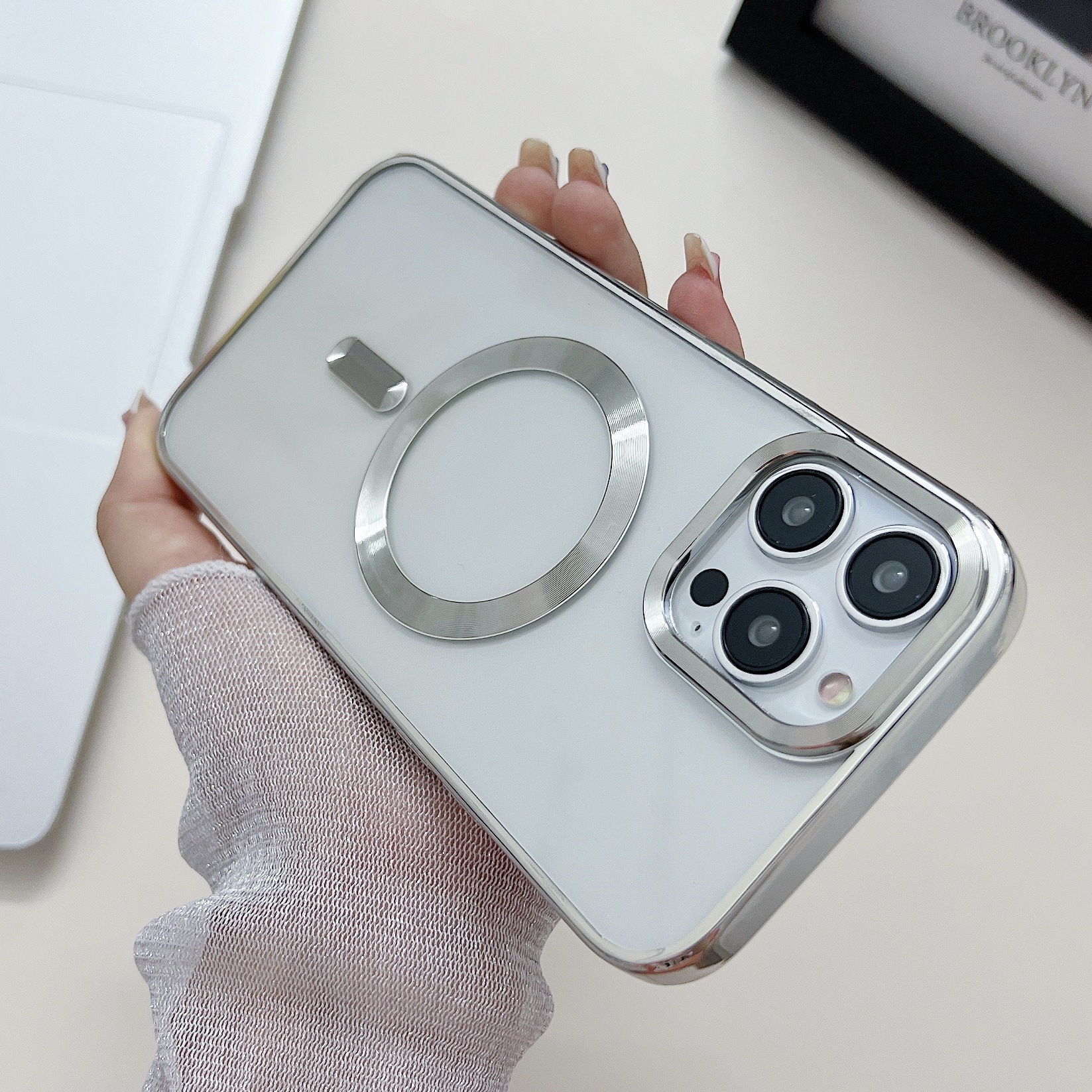 Funda para teléfono móvil Apple 16 galvanoplastia magnético iPhone14 color sólido escudo dorado 15promax funda protectora de silicona