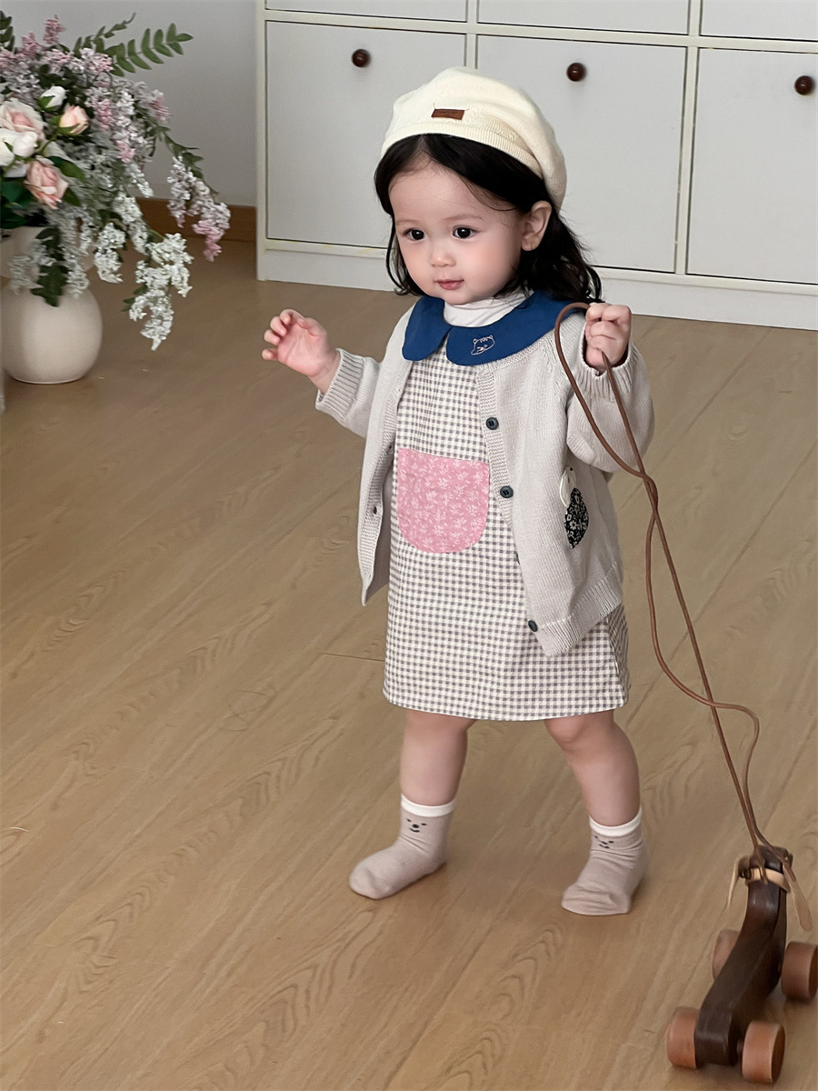 2026 ropa de primavera infantil nueva ropa de bebé femenina ropa infantil coreana vestido a cuadros set cardigan de punto image 6