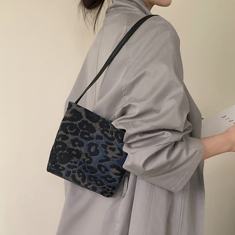 Fashion Black Leopard Print Lightweight Crossbody Bucket Bag, Niche Handheld Shoulder Underarm Bag, 2025 New Denim Bag - Thumbnail 4