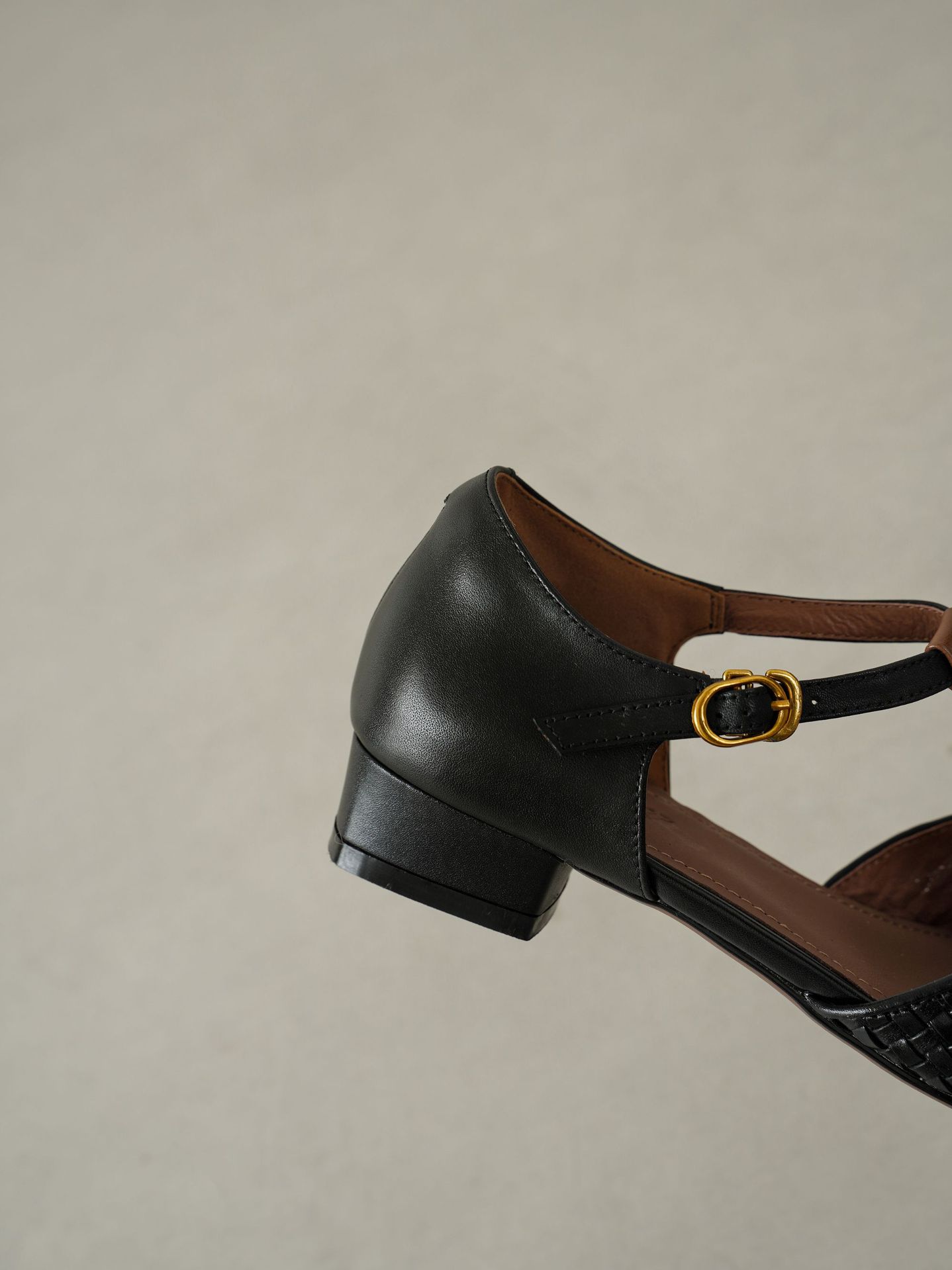 Sandal nữ mũi nhọn gót thấp da bò đinh tán phong cách La Mã — đen chi tiết 20