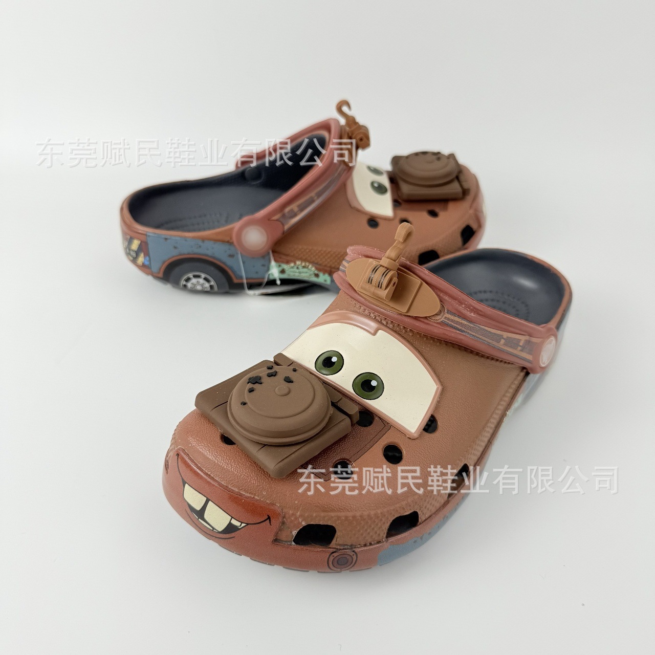 Zapatos de agujero cruzado zapatillas nuevas zapatillas de automóviles movilización matriz McQueen padres-hijos antideslizantes fabricantes de ventilación al por mayor