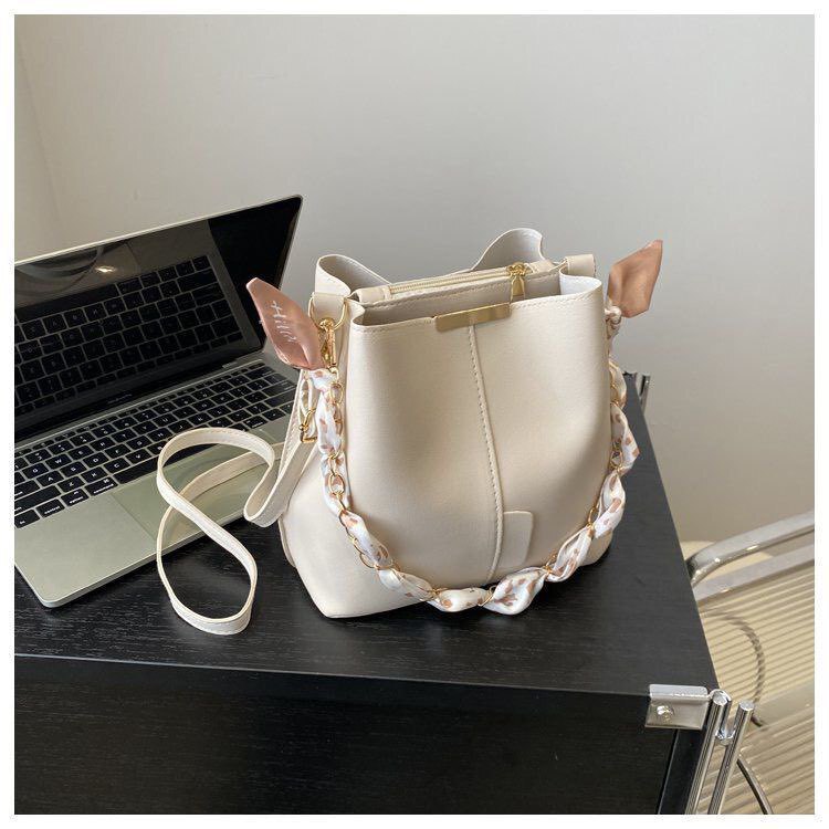 High-End Textured Bucket Bag 2026 New Fashion Crossbody Bag Stylish Commuter High-Value Versatile Women's Shoulder Bag